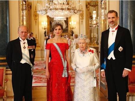 婚紗不敢選大紅？跟西班牙王后Letizia學習 穿出「紅色婚紗」的高雅氣場！