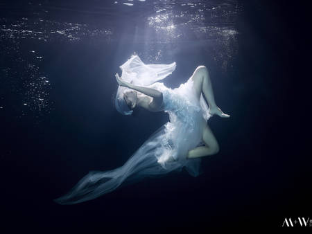 人魚傳說！「水中婚紗」超完整懶人包~陸地上拍不出的空靈飄逸✰